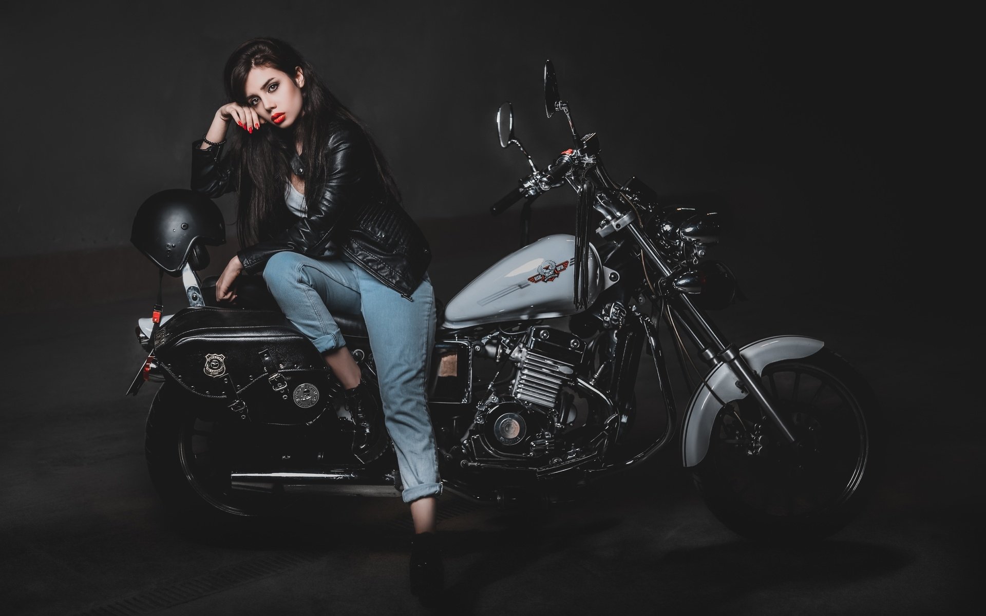 Biker girls: style and drive brings the glow — live moments in Boston