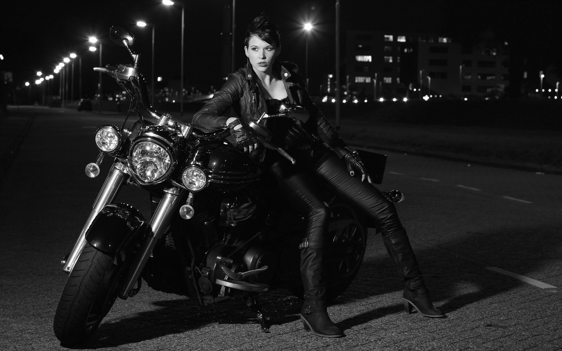 Photo Beautiful girls and motorcycles in Boston